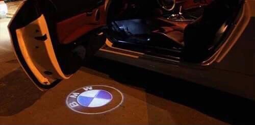 logo BMW qui s'affiche lorsque la porte s'ouvre