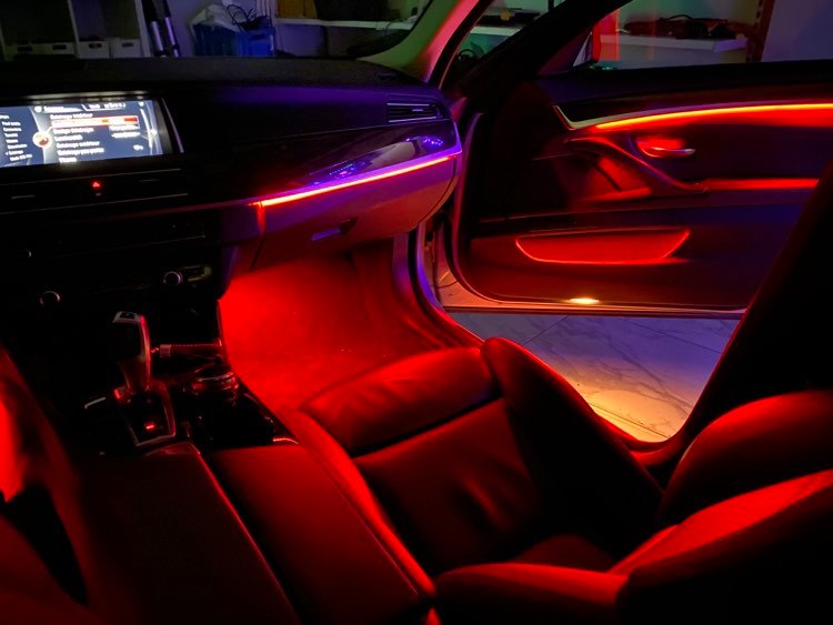 Lumière d'ambiance rouge dans une BMW