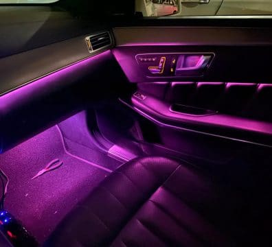 Lumière d'ambiance rose pour voiture